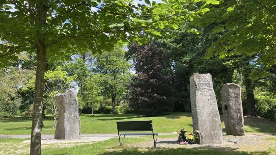 Baumbestattungen in Mülheim mit dreiteiligem Gemeiscnhaftsgrabmal und Sitzbank