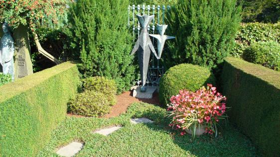 Eine klar strukturierte Familiengrabstätte auf dem hauptfriedhof