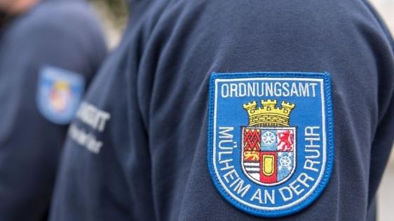 Mitarbeitende des Ordnungsamtes der Stadt Mülheim an der Ruhr in Dienstkleidung