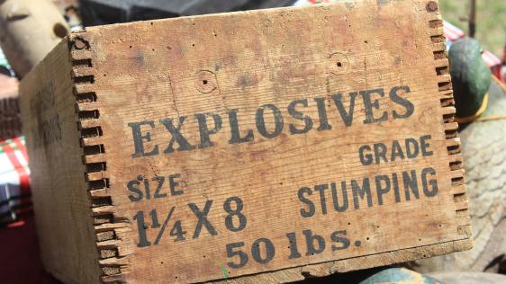 Holzkiste mit der Aufschrift 'Explosives'