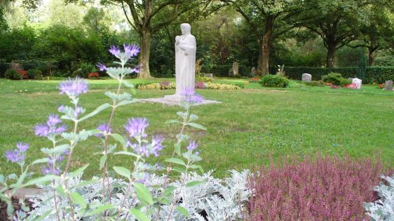 Sternenkinderfeld auf dem Hauptfriedhof mit Grabmal