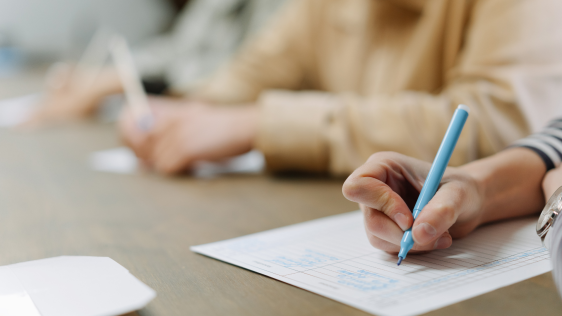 Hände beim Schreiben