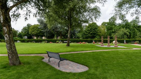 Gepflegter Hain für Urnen und Särge