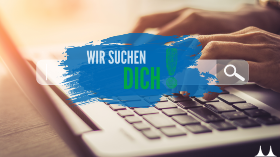Person arbeitet an einem Laptop. Zentral der Schriftzug "Wir suchen dich!"