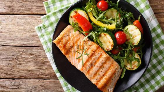 Ein Teller mit Speisen