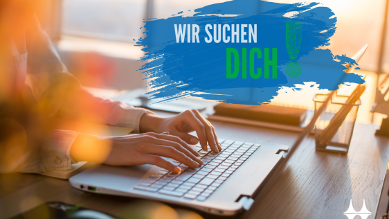 Das Bild zeigt eine Person vor einem aufgeklappten Laptop. Sie tippt etwas ein. Darüber steht "wir suchen dich"