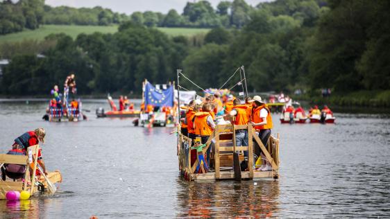 Viele Flöße auf der Ruhr bei "Voll die Ruhr"
