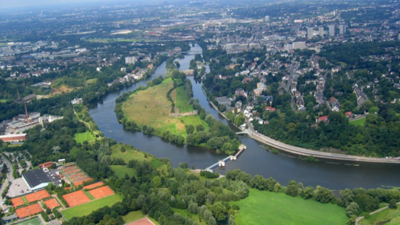 Mülheim an der Ruhr Panorama - Urbanität und Fluss - Blick aus der Luft auf das Ruhrtal