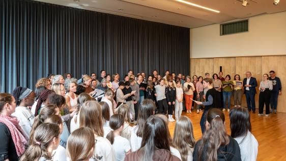 Gemeinsames Singen des Febvotte-Chors aus Tours mit dem Gymnasium Heißen in der Musikschule Mülheim an der Ruhr.
