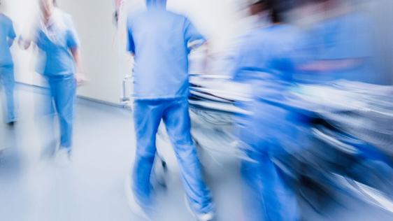 Ein Krankenhausteam bei der Arbeit in der Ambulanz