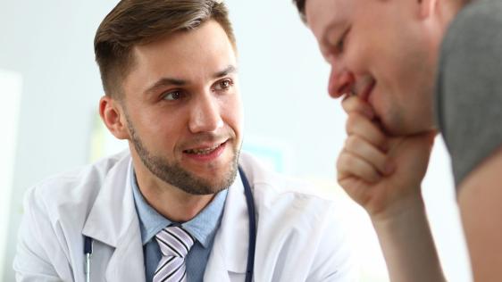 Ein Arzt bespricht mit einem Bürger einen Untersuchungsbericht