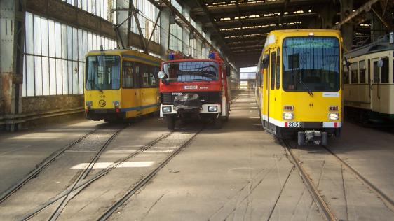 Stellplätze der Löschfahrzeuge in der Aufstellhalle der MVG