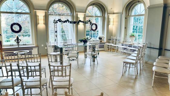 Festlich geschmückter Saal im Schloß Styrum anlässlich einer Hochzeit.