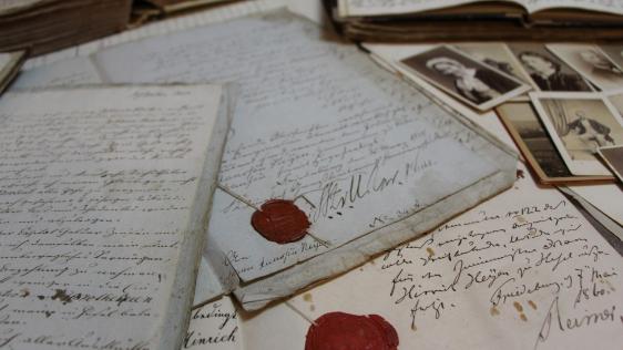 Auf dem Foto sind verschiedene Urkunden abgebildet