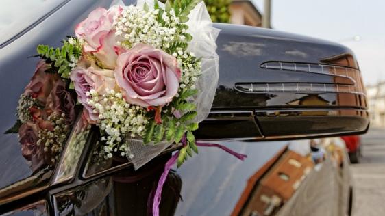 Hochzeitsschmuck am Fahrzeug