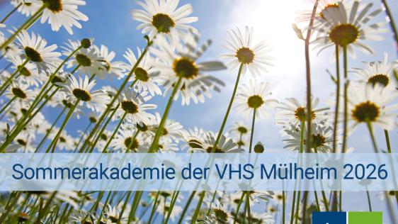 Auf dem Flyer ist die Überschrift "Sommerakademie der VHS Mülheim 2026“ zu sehen. Außerdem enthält der Flyer eine Grafik, die Pusteblumen zeigt.