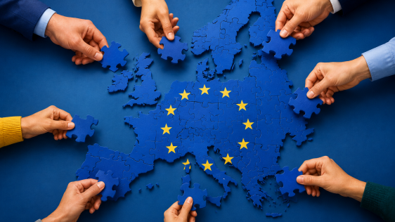 Viele Hände, die eine Zusammenarbeit über Grenzen hinweg in Europa demonstrieren.