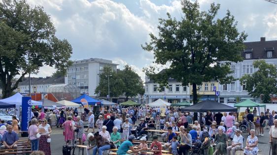 Eine Menschenmenge auf dem Marktplatz in Heißen