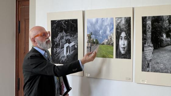 Frank Schablewski führt die Besucherinnen und Besucher im Rahmen der Ausstellungseröffnung von „Verbindung – חיבור“ in die Fotografien ein und gibt dabei Einblicke in die Arbeiten der beteiligten Künstlerinnen und Künstler aus Mülheim und Kfar Saba.