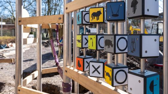 Detailfoto eines Spielgerätes auf dem neuen Spielplatz am Schloßberg