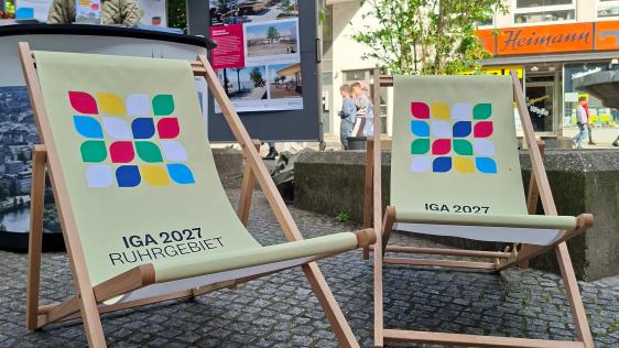 das Foto zeigt zwei Liegestühle, auf der Sitzfläche ist das Logo der IGA 2027 aufgedruckt