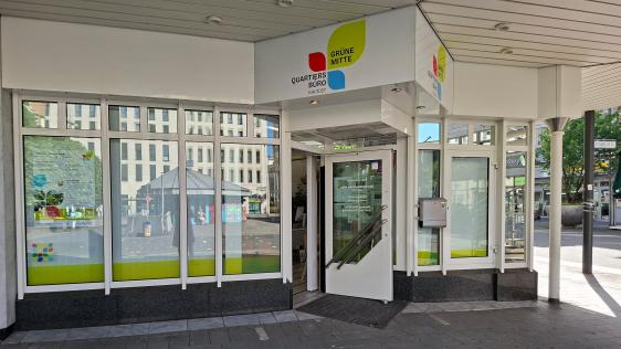 Foto der Quartiersbüros von außen, auf den Schaufenstern ist das Logo der IGA aufgeklebt