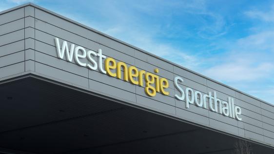 Foto des Schriftszugs Westenergie Sporthalle an der Außenfassade