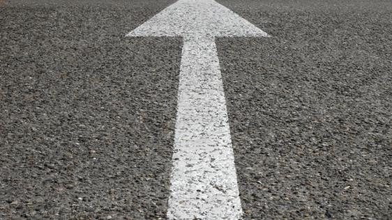 Verkehrspfeil auf Straße