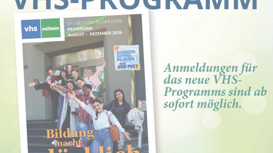 Auf dem Bild sind Teilnehmer*innen eines VHS-Kurses und der Eingang der VHS zu sehen.