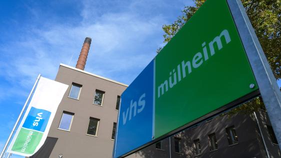 Zu sehen ist die Frontansicht des VHS-Gebäudes an der Aktienstraße