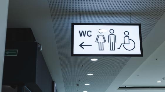 Eine Beschilderung für den Zugang der öffentliches WCs.