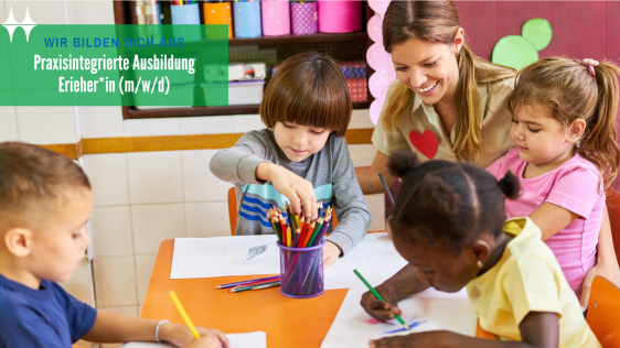 Auf dem Bild sitzen vier Kinder an einem Tisch und malen. Eine junge Frau kniet daneben und lächelt.