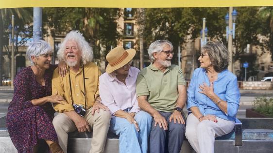 Titelbild des Wegweisers für die ältere Generationen, fünf Menschen sitzen nebeneinander auf einer Bank und  unterhalten sich