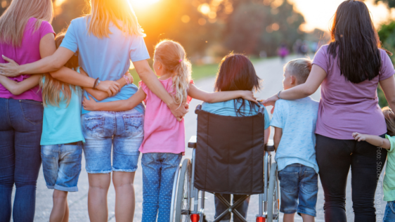 Kinder stehen Arm in Arm