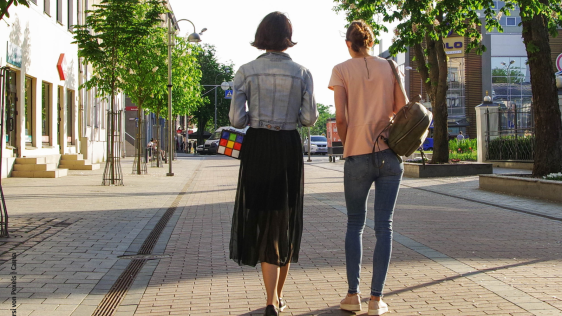 Frauen gehen spazieren in der Stadt
