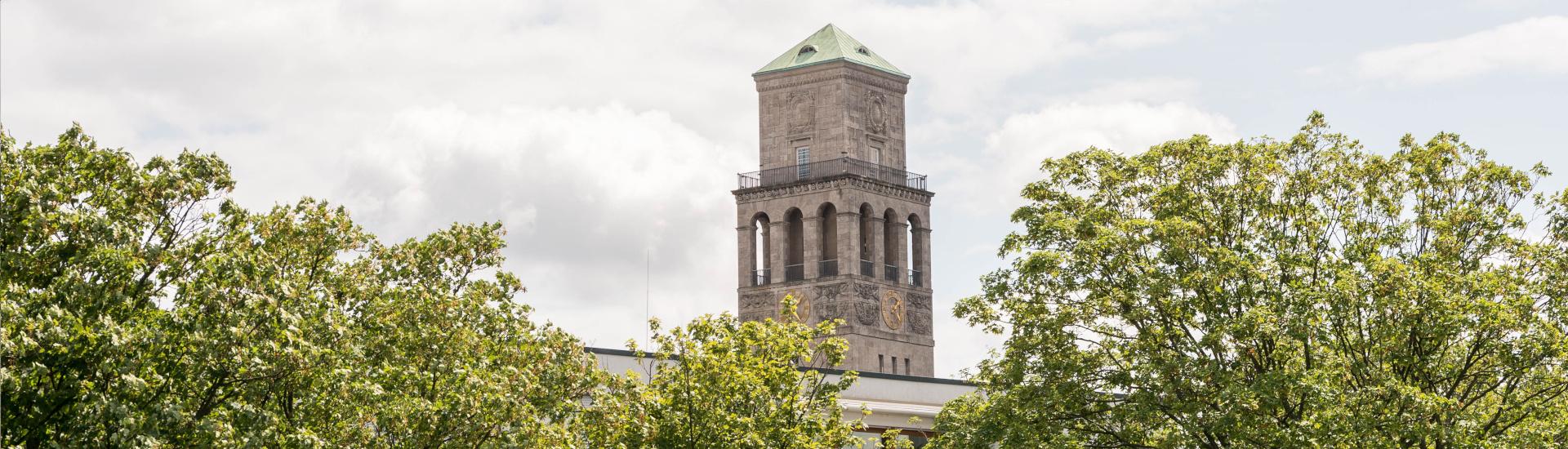 Blick auf den Rathausturm der Stadt Mülheim an der Ruhr.