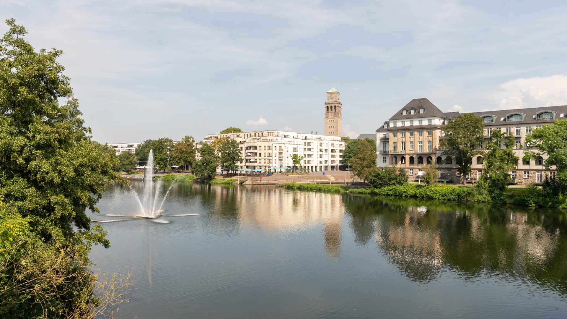 Wasserfontäne auf der Ruhr, im Hintergrund ist das Rathaus zu sehen