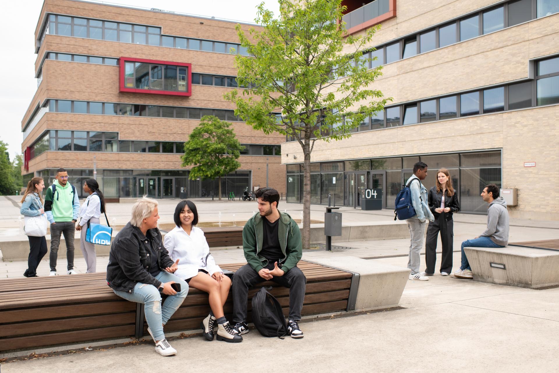 Studenten auf dem Campus der Hochschule Ruhe West in Mülheim