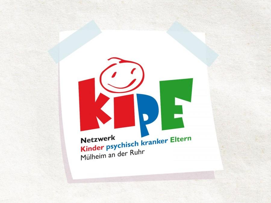 Auf einem Notizzettel ist das Logo von KipE sichtbar. Der Schriftzug lautet: KipE - Netzwerk Kinder psychisch kranker Eltern Mülheim an der Ruhr