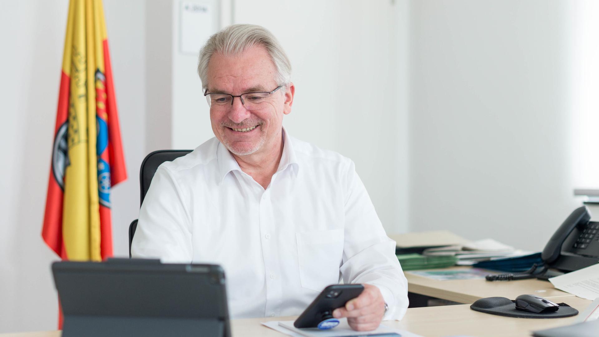 Oberbürgermeister Marc Buchholz sitzt in seinem Büro am Laptop.