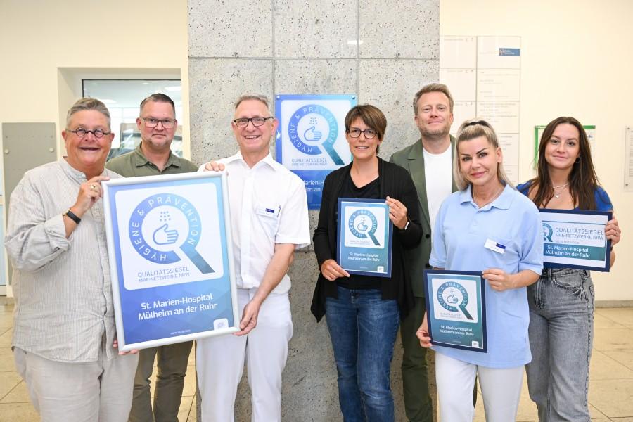 Offizielle Übergabe des MRE-Hygienesiegels an das St. Marien-Hospital Mülheim an der Ruhr (v.l.n.r): Sabina Moranjkic (Hygienefachkraft), Gesundheitsdezernentin der Stadt Mülheim Dr. Daniela Grobe, Pflegedirektor Maik Stanczyk, Dr. Christoph Weyland (Krankenhaushygieniker), Dr. Susanne Härtig (Abteilungsleitung Infektionsschutz, Gesundheitsamt Mülheim), Geschäftsführer Carsten Preuß und Mahrou Dominiak (Qualitätsmanagement Gesundheitsamt Mülheim)