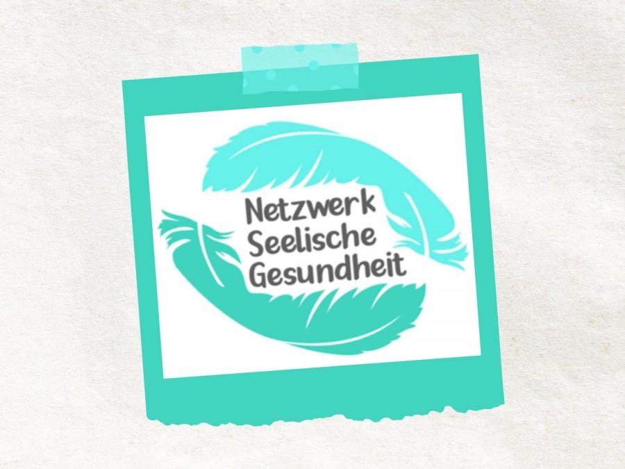 Auf einem Notizzettel ist das Logo von Netzwerk seelische Gesundheit mit zwei Federn sichtbar