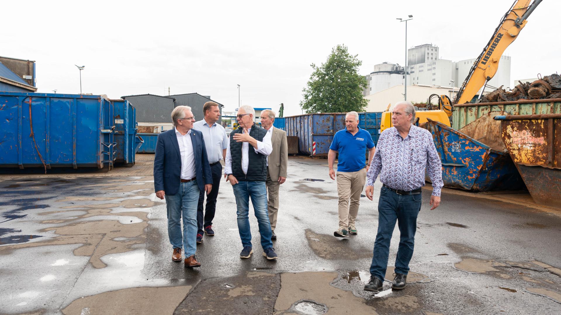 Oberbürgermeister Marc Buchholz bei einem Firmenbesuch seiner Sommertour 2024.