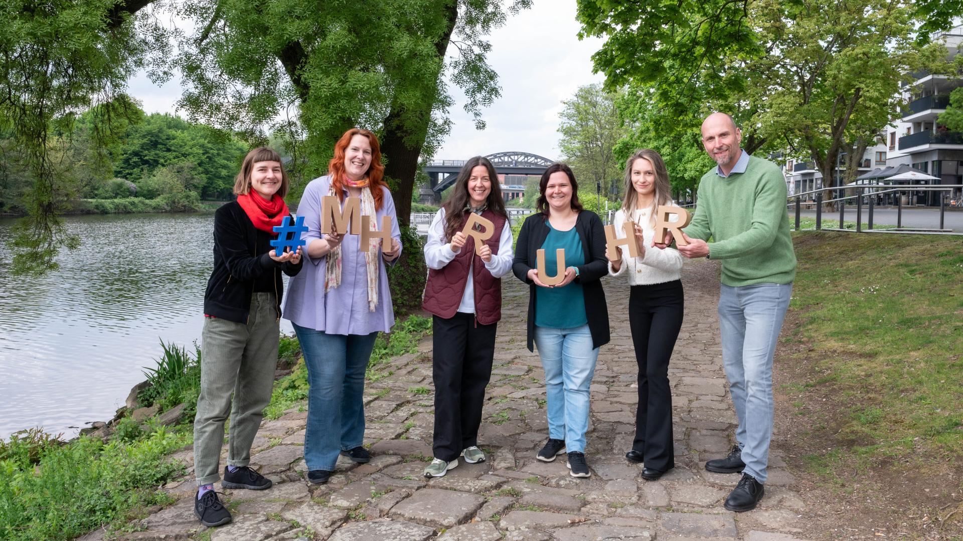 Das Foto zeigt die Mitarbeitenden der Abteilung Presse, Internet und Neue Medien