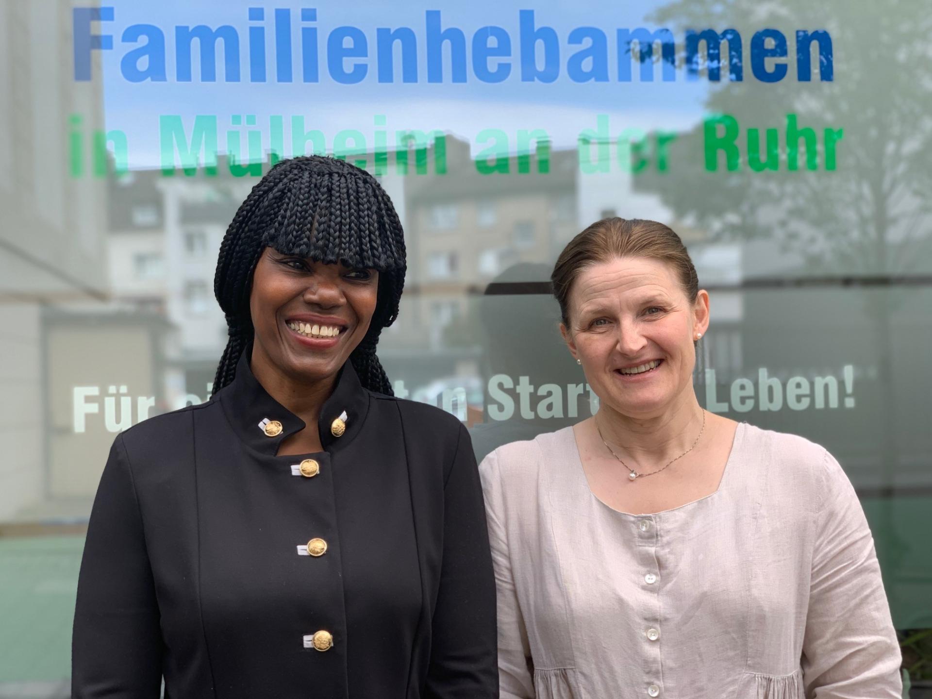Leiterin der Mülheimer Familienhebammen, Jennifer Jaque-Rodney, und Familienhebamme Kerstin Brähler vor dem Familienhebammenladen in der Wallstraße 5