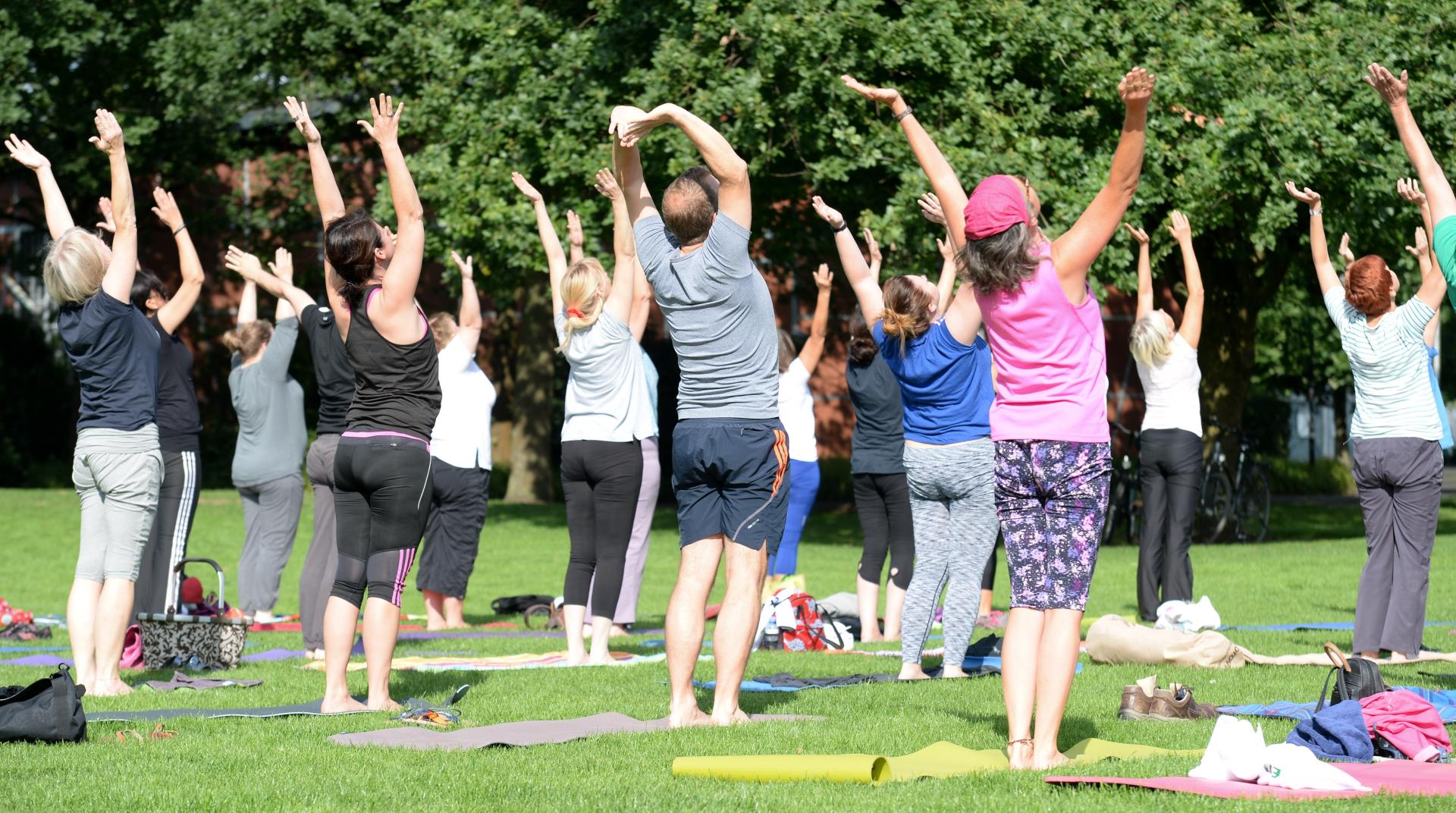 Angebot Yoga auf der Müga Wiese im Rahmen der Sportangebote die in den Parkanlagen und auf den Grünflächen angeboten werden.
