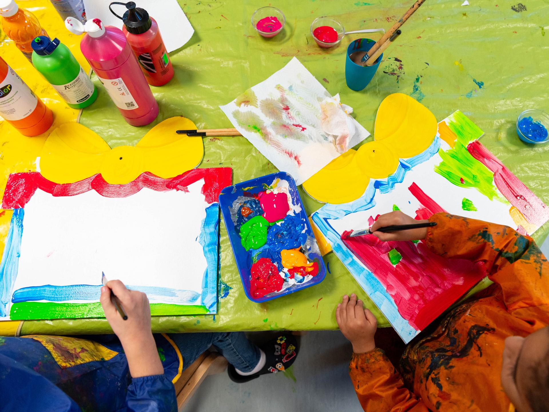 Kinder basteln und malen