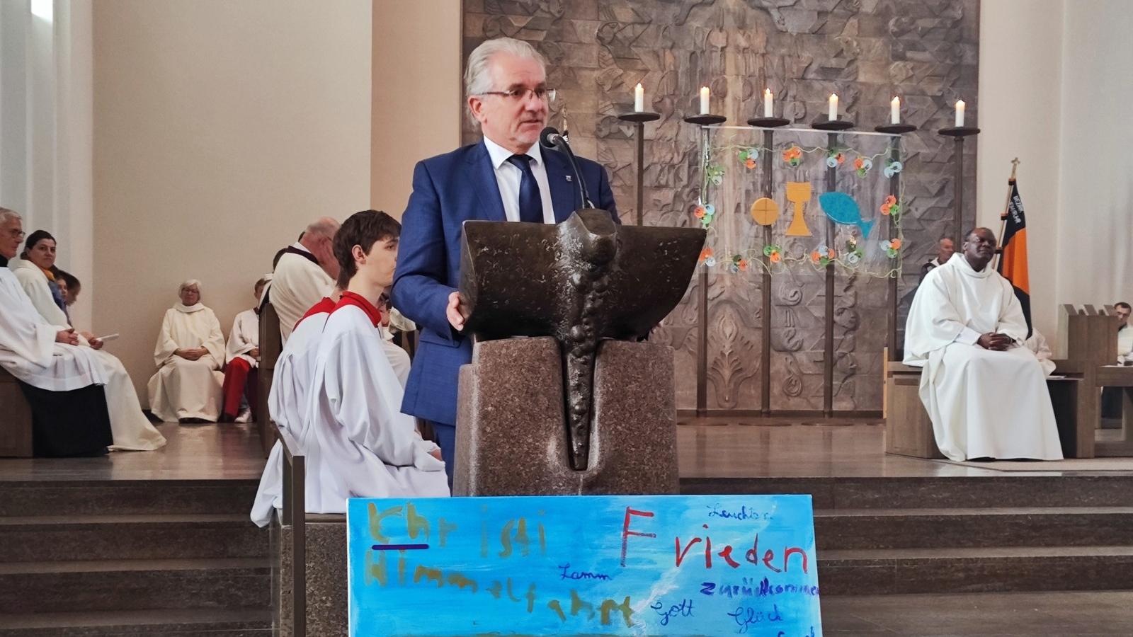 Oberbürgermeister Marc Buchholz bei 40. Priesterjubiläum von Stadtdechant und Pfarrer Michael Janßen