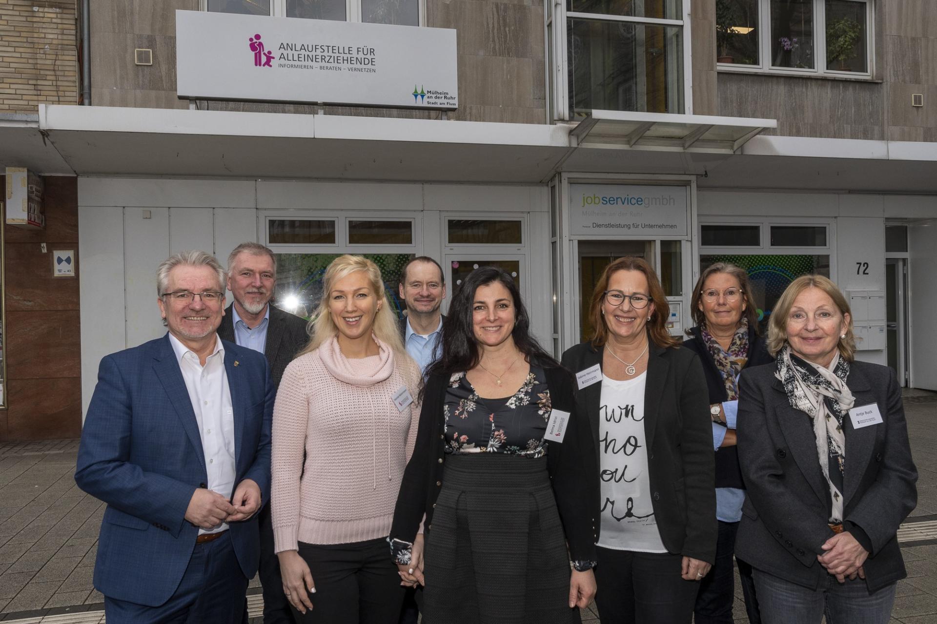 Eröffnung der neuen Anlaufstelle für Alleinerziehende (von links nach rechts): OB Marc Buchholz, Oliever Vrabec (Leitung Jobcenter), Desiree Növermann (Beraterin), Thomas Konietzka (Leitung Sozialamt), Belma Idrizi (Beraterin), Sabine Herrmann (stellvertretende Gleichstellungsbeauftragte und Projektleitung), Lydia Schallwig (Leitung Jugendamt), Antje Buck (Gleichstellungsbeauftragte).