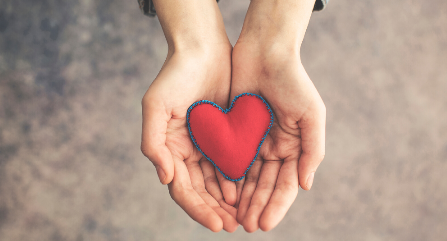 in der Hand ein Herz